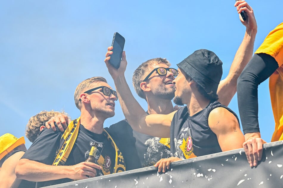 Jonas Sterner (23, l.) feierte den Aufstieg mit Dynamo - verabschiedet sich nun aber offenbar aus Dresden.