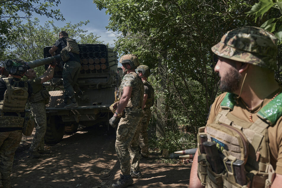 Ukrainische Soldaten greifen mit Grad-Mehrfachraketenwerfersystemen die russischen Stellungen an der Frontlinie bei Bachmut an.
