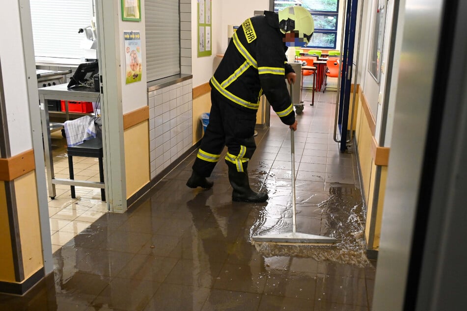Die Feuerwehr rückte an und versuchte, das Wasser aus dem Gebäude zu bekommen.