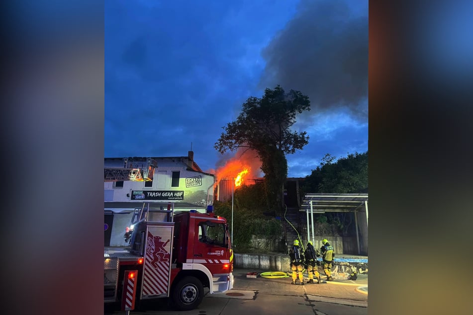 Am Freitagabend löschte die Feuerwehr einen Brand in Bahnhofsnähe.