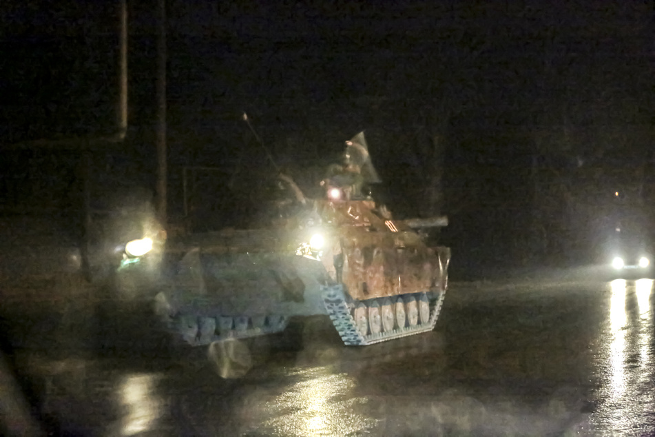 Ein gepanzertes Fahrzeug rollt eine Straße außerhalb des von pro-russischen Kämpfern kontrollierten Gebiets von Donezk in der Ostukraine entlang.
