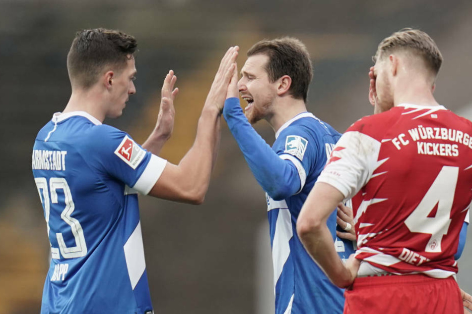 Darmstadts Nicolai Rappä und Immanuel Höhn (l-r (jubeln nach dem 2:0, Würzburgs Lars Dietz ist enttäuscht.