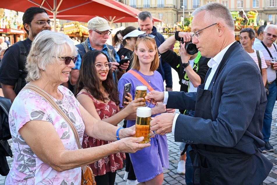 Prost! Mit einem Fassbieranstich eröffnete Wirtschaftsbürgermeister Jan Pratzka (53, CDU) den Herbstmarkt.