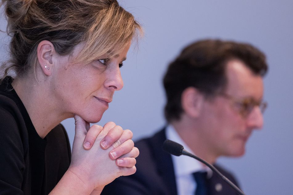Wirtschaftsministerin Mona Neubaur (45, Grüne) wurde fünfmal auf Steuerzahlerkosten zurechtgemacht.