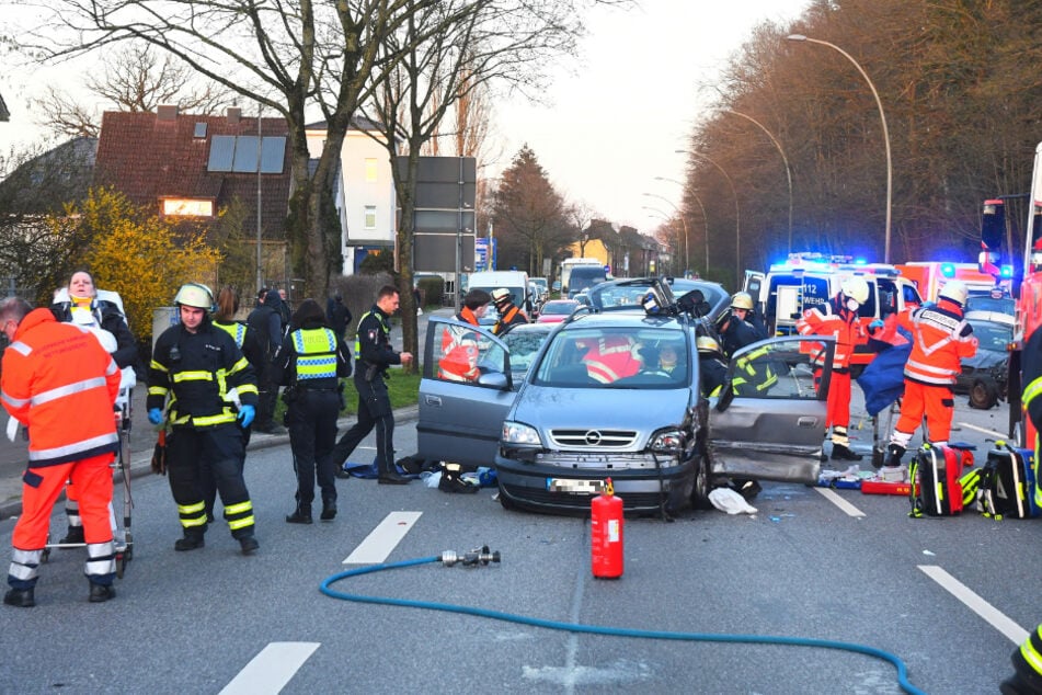 In Hamburg-Heimfeld ist es am Montagabend zu einem Unfall mit mehreren Autos gekommen. Drei Menschen wurden teils schwer verletzt.