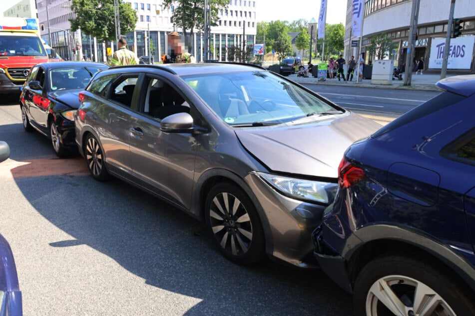 Zusammengeschobene Autos bei dem Auffahrunfall auf der Brückenstraße.