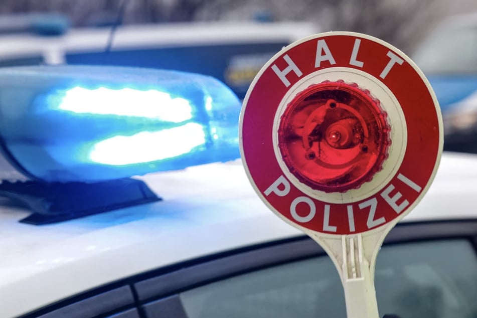 Unter Drogen: Autofahrer will flüchten und kracht in Polizeiwagen