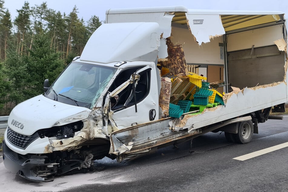 Trümmerfeld auf Bundesstraße: Transporter in Gegenverkehr geraten und aufgerissen