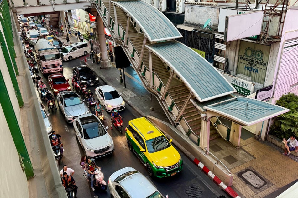 Autoschlangen sind auf der Sukhumvit Road in Bangkok zu sehen. Vor allem der massive Verkehr trägt in der Hauptstadt zur schweren Luftverschmutzung bei.