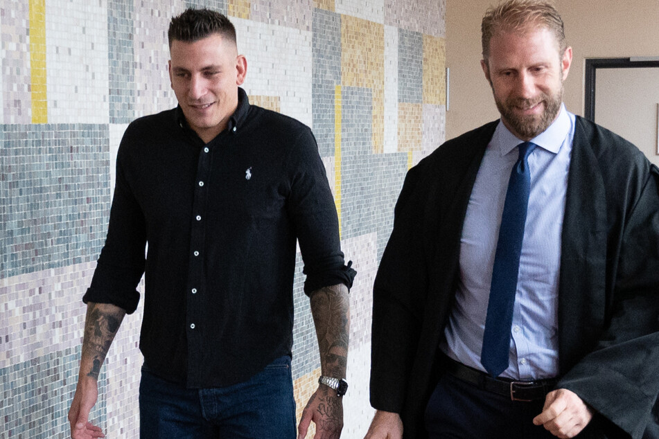 Rapper Gzuz (32) kommt mit seinem Anwalt Christopher Posch (44) in einen Gerichtssaal im Landgericht.