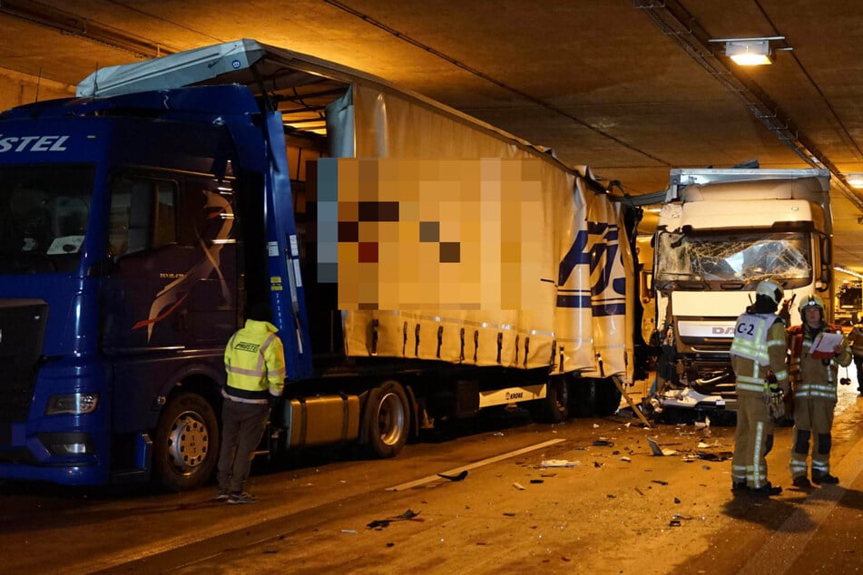 Unfall A17: Schwerer Unfall in A17-Tunnel: Mindestens vier Verletzte, Sperrung und Stau