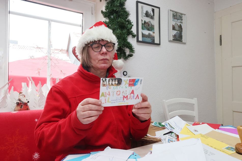 Manuela Verges, Leiterin des Weihnachtspostamtes, liest einen Brief an den Weihnachtsmann vor zwei Jahren.