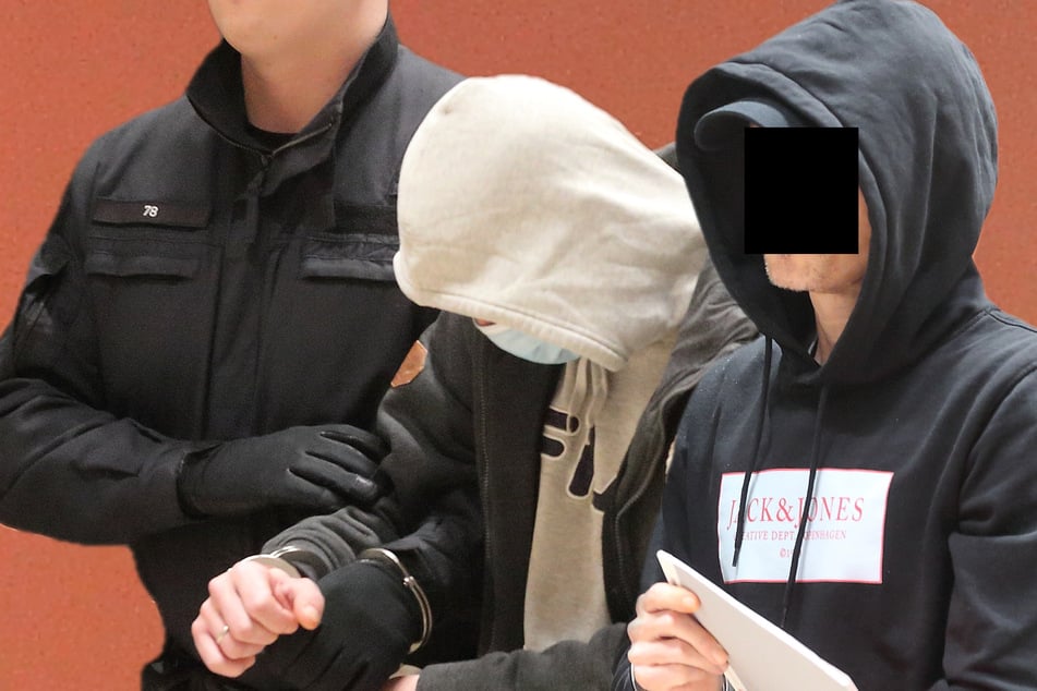 Männer-Pärchen nimmt Jungen auf - Dann wird er missbraucht