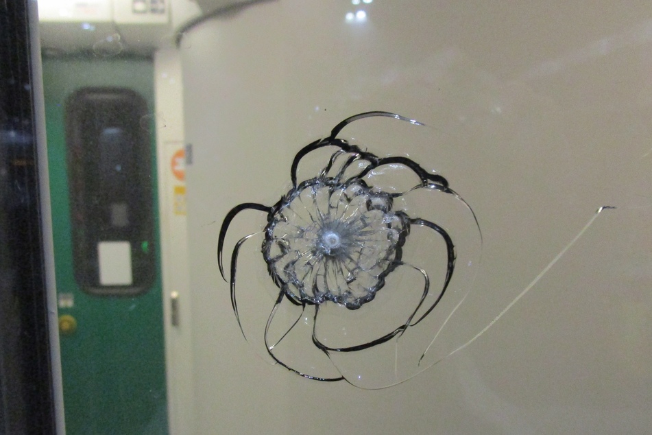 Die Polizisten entdeckten einen Metallgegenstand in der Scheibe.