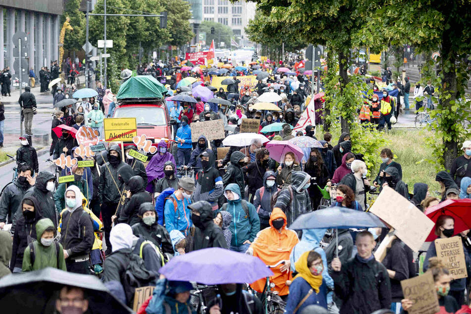 Der Zug einer Demonstration eines großen Bündnisses von Initiativen gegen steigende Mieten zieht über die Potsdamer Straße. Das Motto der Demonstration lautet: "Shut down Mietenwahnsinn – sicheres Zuhause für alle!"