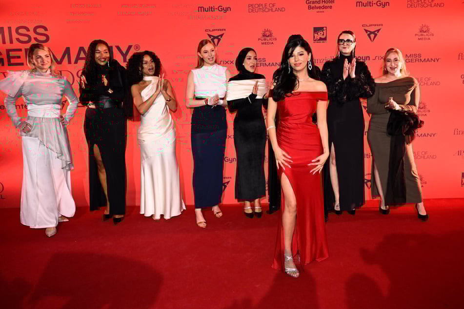 Wegen Corona verlagerte Rose Mondy (vorne) einst ihre Arbeit im Kosmetikstudio als Gamerin ins Internet. Nun ist sie "Miss Germany 2026".