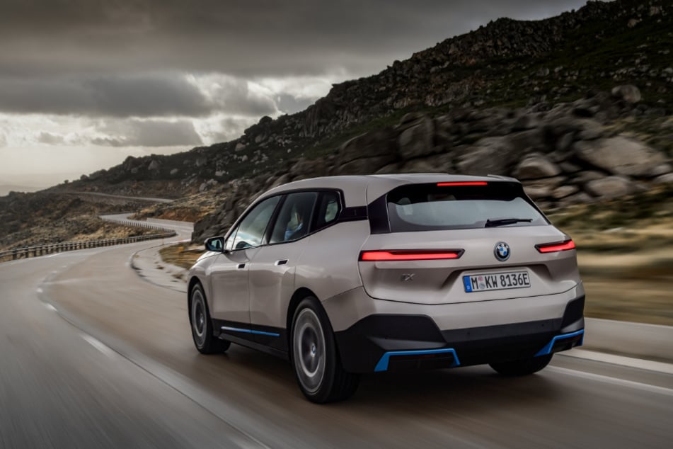 Zwei Jahre nach der Vorstellung des Konzeptfahrzeugs iNext hat BMW den vollelektrischen Luxus-SUV jetzt erstmals so präsentiert, wie er im November nächsten Jahres bei den Händlern stehen soll.