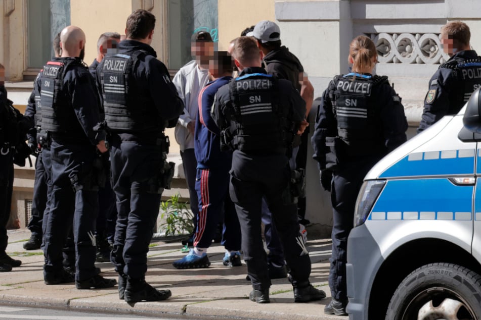 Chemnitz: Streit auf Chemnitzer Sonnenberg: Männer schlagen aufeinander ein