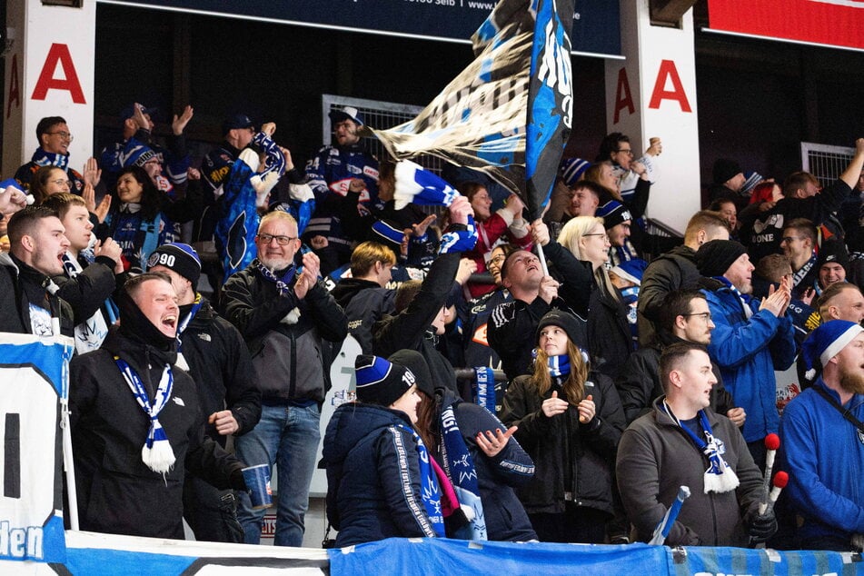 Die Eislöwen-Fans brauchten starke Nerven, durften aber auch sieben Tore ihrer Lieblinge bejubeln und am Ende den Auswärtssieg.