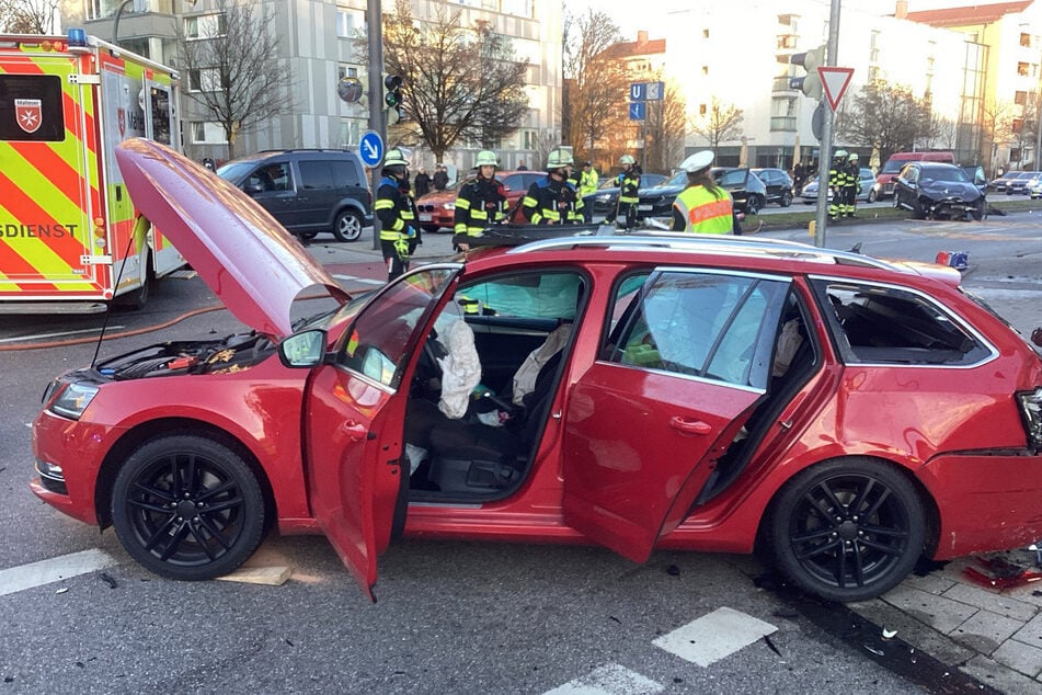 Nach einem Unfall sperrte die Polizei die Kreillerstraße für den Verkehr.