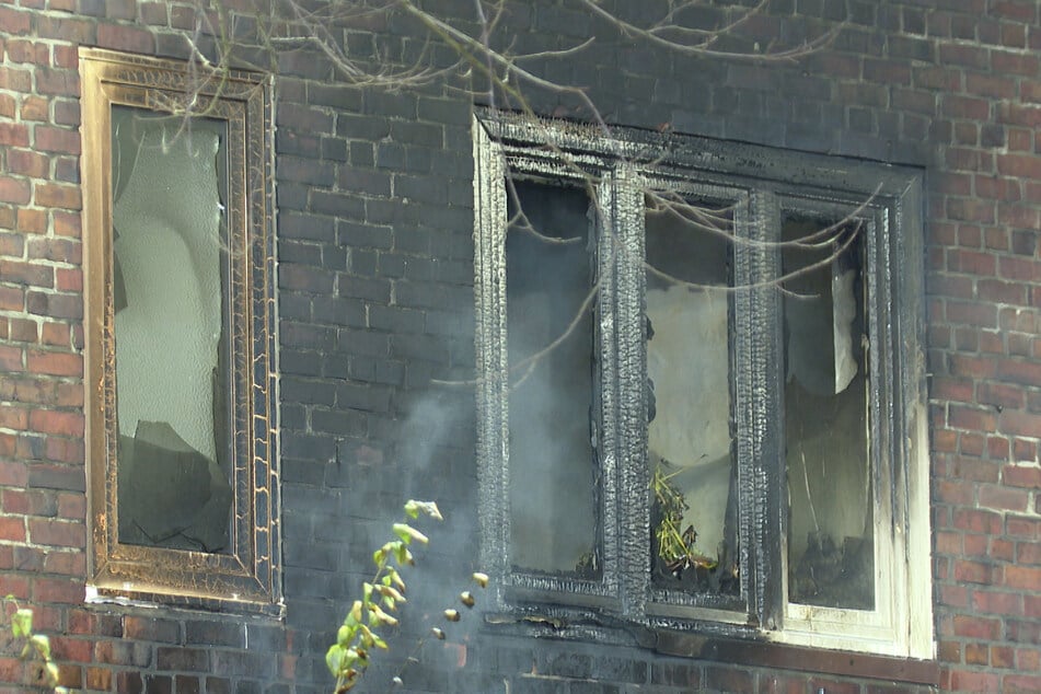 Durch die starke Hitze des Feuers wurden teilweise Fensterscheiben der angrenzenden Wohnungen im Nachbargebäude beschädigt.