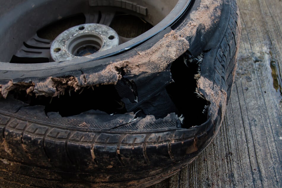 Lkw-Reifen auf A72 geplatzt: Mehrere Fahrzeuge durch Trümmerteile beschädigt