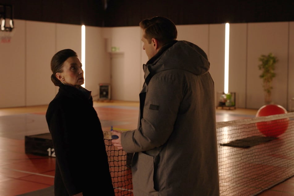 Deniz möchte, dass Simone (l.) Charlie coacht.