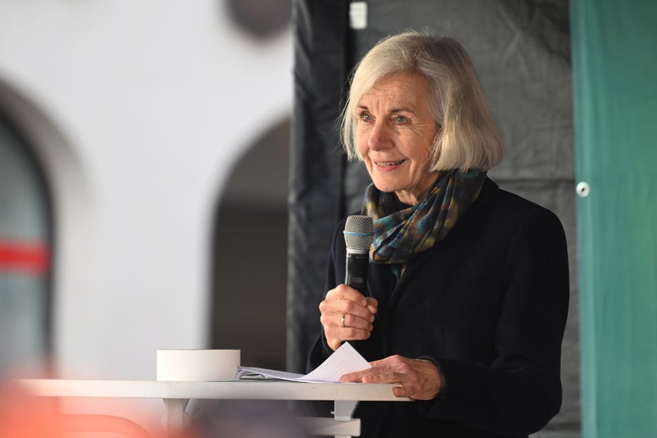 Die Professorin Ursula Münch steht bei der Demonstration des Bündnisses "Wir in Weilheim" für Demokratie und Menschenwürde und gegen ein geplantes AfD-Zentrum im Ort auf der Bühne auf dem Marienplatz.