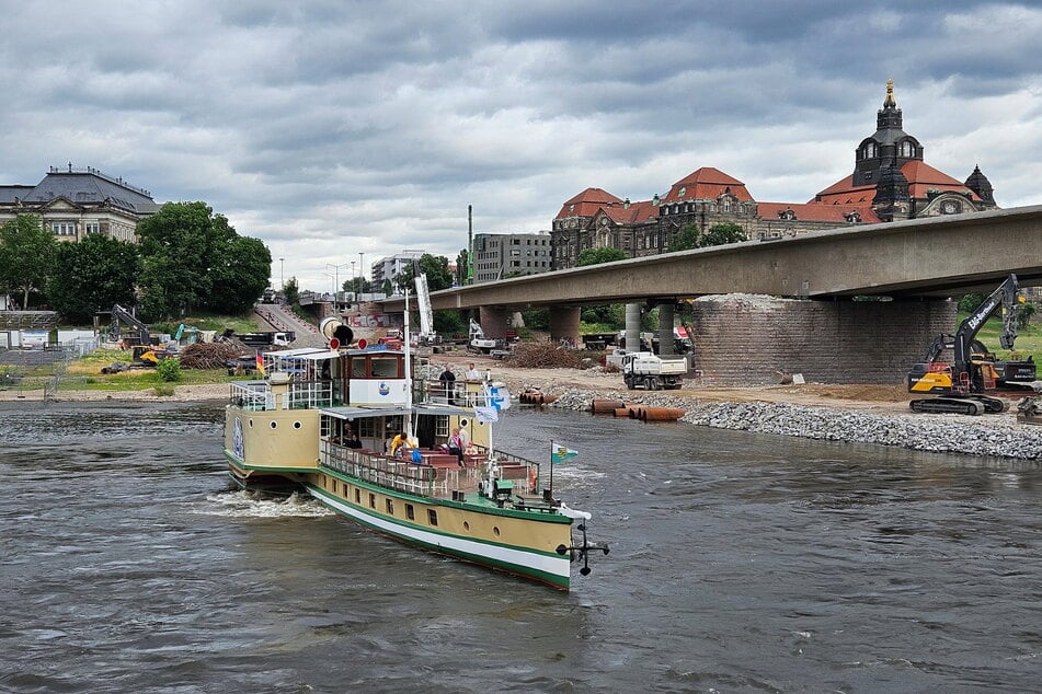 Bitte wenden! Wegen der Abrissarbeiten ist die Elbe für den Schiffsverkehr derzeit voll gesperrt.