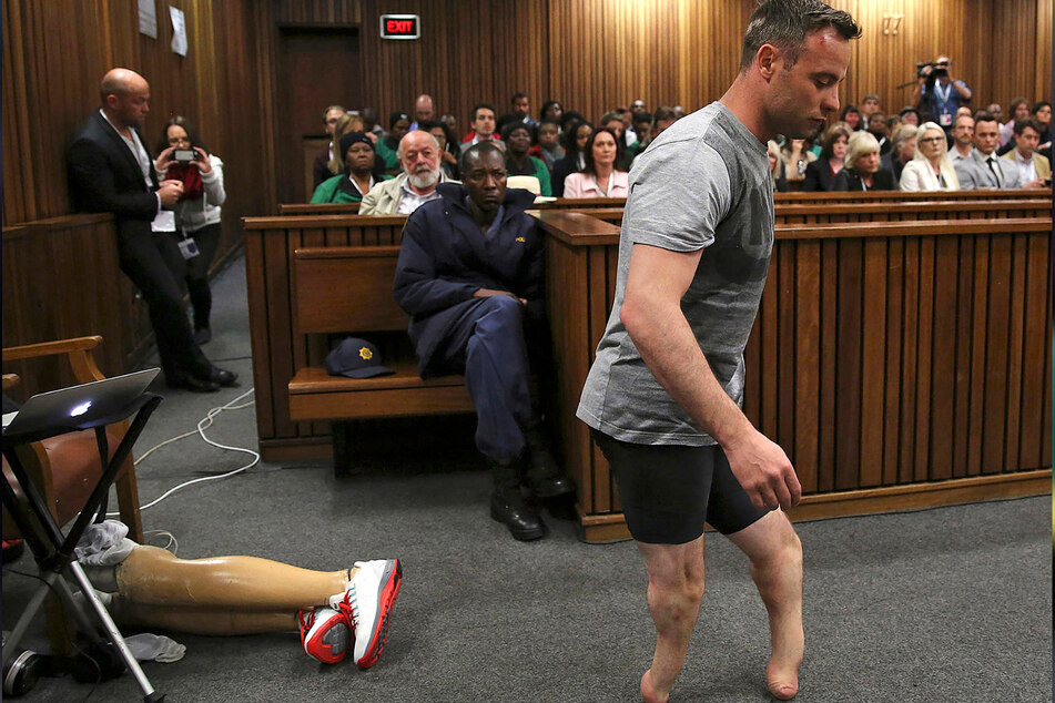 In der Gerichtsverhandlung ließ der 37-Jährige seine Prothesen auch mal liegen. Die Beine mussten dem Südafrikaner bereits in seinem 1. Lebensjahr aufgrund eines Gendefekts amputiert werden. (Archivbild)