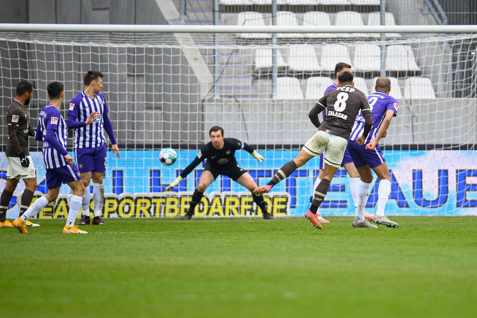 FCSP-Mittelfeldspieler Rodrigo Zalazar (2.v.r.) jagt die Kugel zum 2:0 gegen Erzgebirge Aue ins Netz. Die Braun-Weißen strotzen aktuell vor Selbstvertrauen.