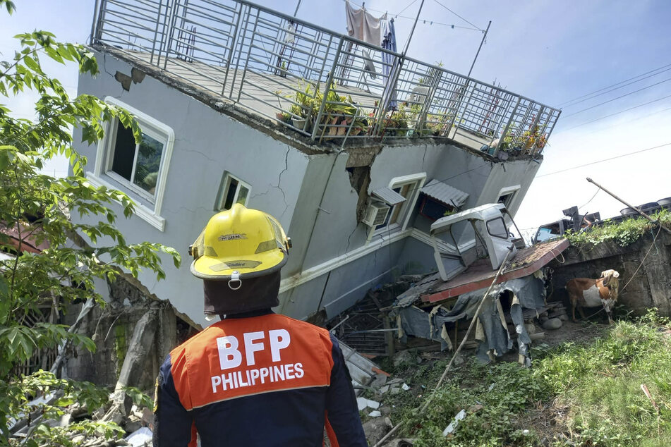 Rettungs- und Bergungskräfte arbeiten immer noch rund um die Uhr, um mögliche verschüttete Bewohner von den Trümmern zu befreien.