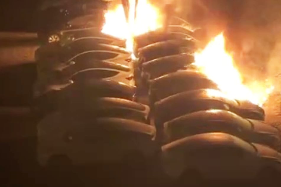 Durch ein Feuer in Frankfurt-Fechenheim wurden zehn E-Autos zerstört. Weitere Autos wurden durch den Brand beschädigt.