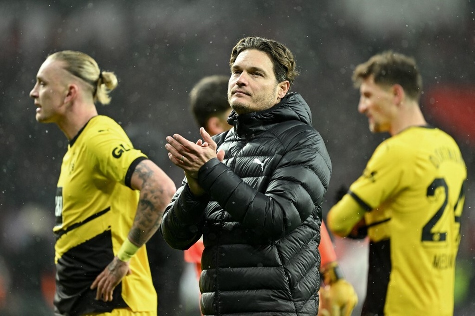 Sinnbild: Dortmunds Team um Trainer Edin Terzić (m.) schaut nach Abpfiff etwas ungläubig drein.