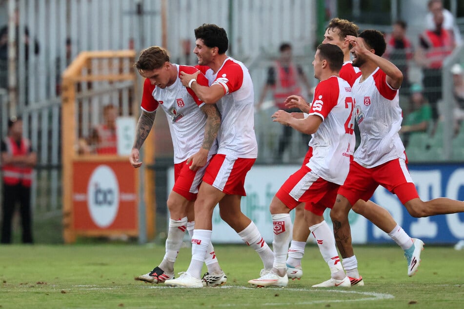 Wo stände Halle nur ohne die Tore von Niclas Stierlin (l.)?