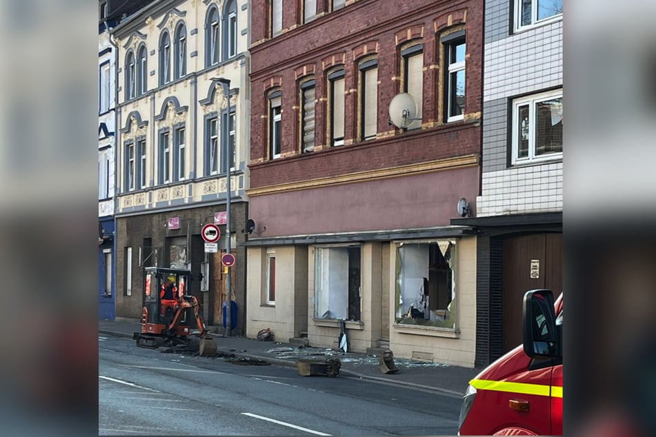 Um die Gaskonzentration zu verringern, wurden im Erdgeschoss die Scheiben zertrümmert.