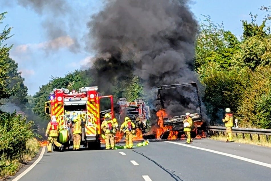 Am Dienstagnachmittag brannte auf der A44 bei Ratingen ein Lkw.