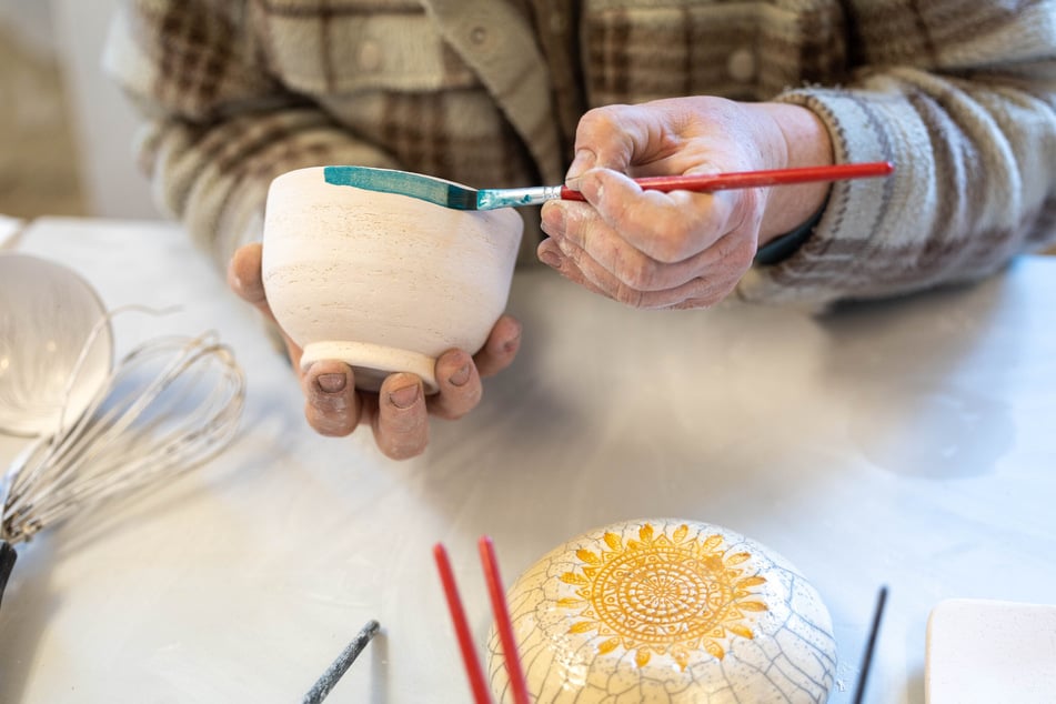 Pinsel raus, Alltag aus: Beim Keramikbemalen in Köln wird selbst graues Regenwetter plötzlich bunt. (Symbolbild)