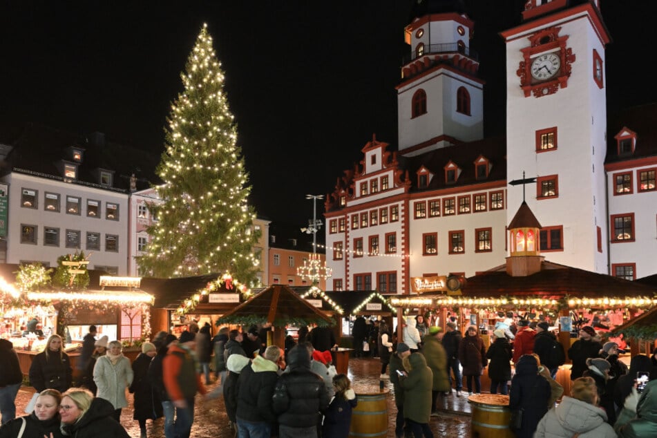 Der größte Weihnachtsbaum Sachsens stand auch dieses Mal in Chemnitz.