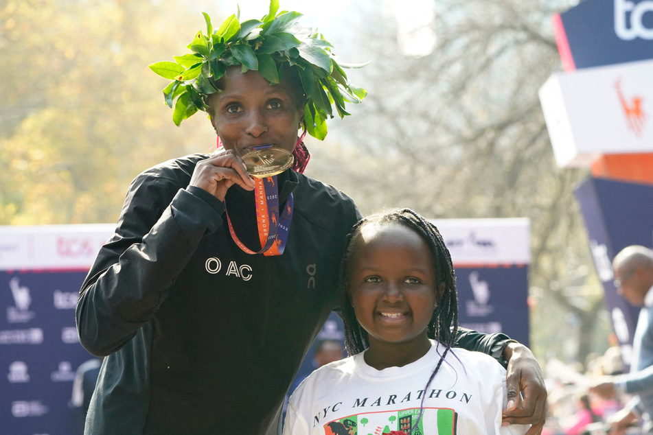 Kenya's Hellen Obiri (l) won the women's race of the New York Marathon with a time of 2:27:23.