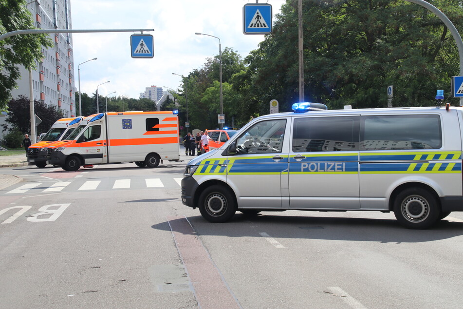 Zahlreiche Rettungskräfte sind nach einem Unfall, bei dem ein Fahrradfahrer (39) verletzt worden ist, vor Ort.