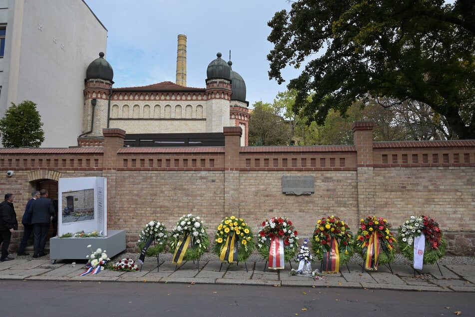 Am heutigen Donnerstag gibt es in Halle (Saale) mehrere Gedenkaktionen, auch vor der Mauer der Synagoge.