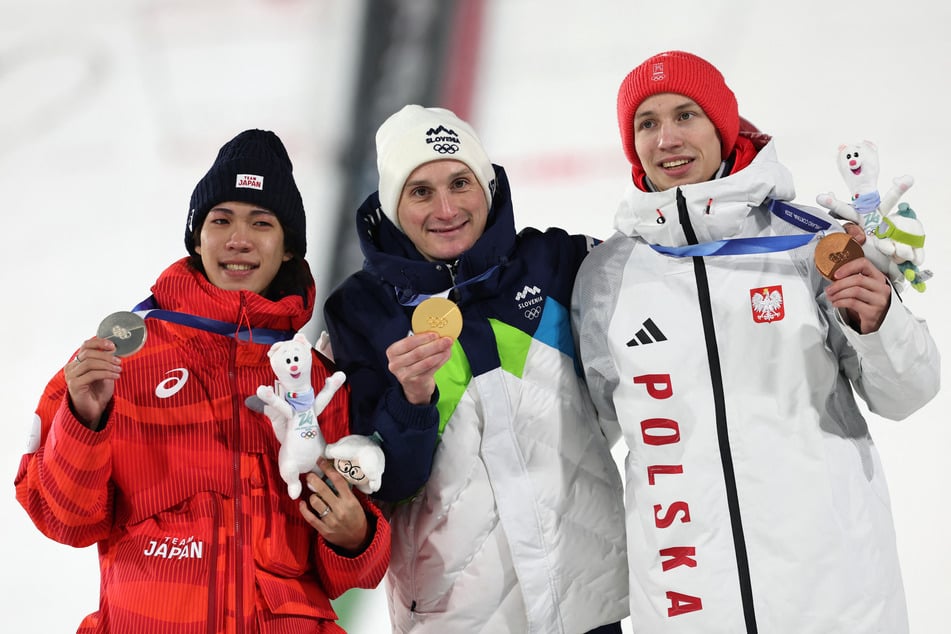 Ren Nikaido (24, l.), bei Olympia mit drei Medaillen dekoriert, schaffte es unter anderem wegen der Raketenangriffe auf den Flughafen in Dubai nicht zum Skiflug-Weltcup nach Österreich.