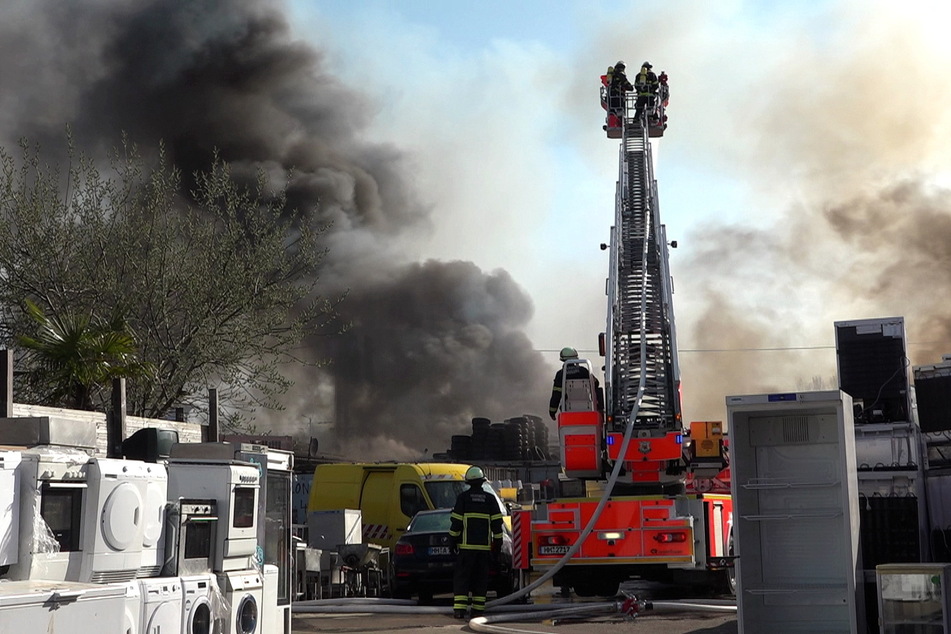 Hamburg: Dunkler Rauch über Hamburg! Brand in Lagerhalle ausgebrochen
