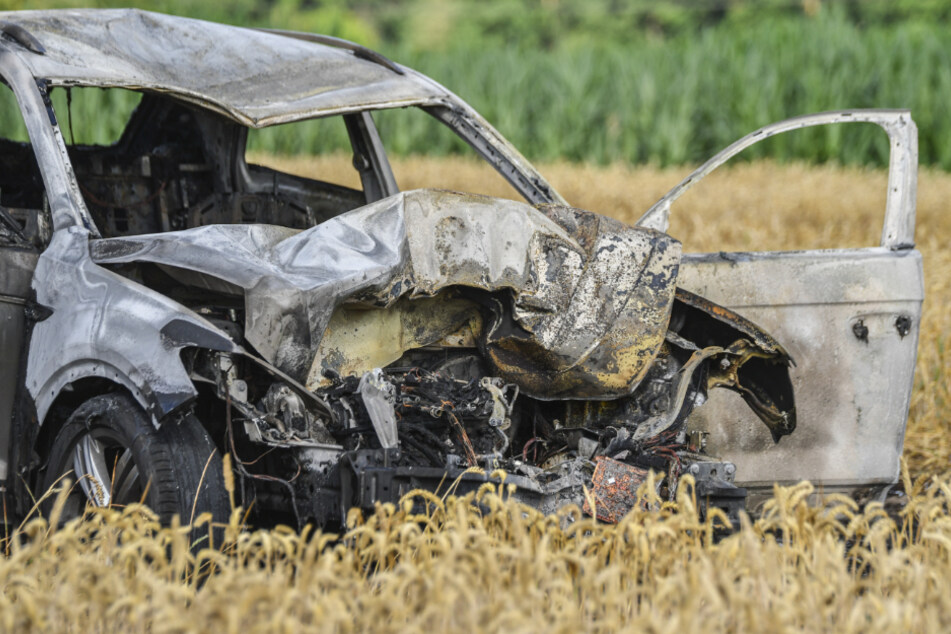 Der 77 Jahre alte Autofahrer und seine Ehefrau hatten sich selbst aus dem brennenden Fahrzeug in Sicherheit bringen.