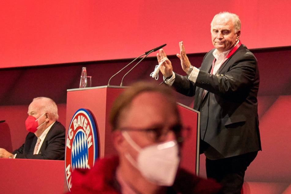 FCB-Ehrenpräsident Uli Hoeneß (69) verließ das Rednerpult wortlos.