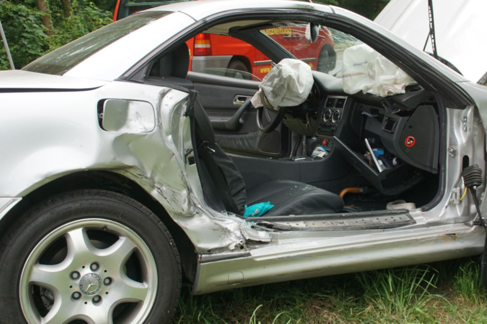 Die Beifahrerin wurde in dem SLK eingeklemmt und lebensgefährlich verletzt.