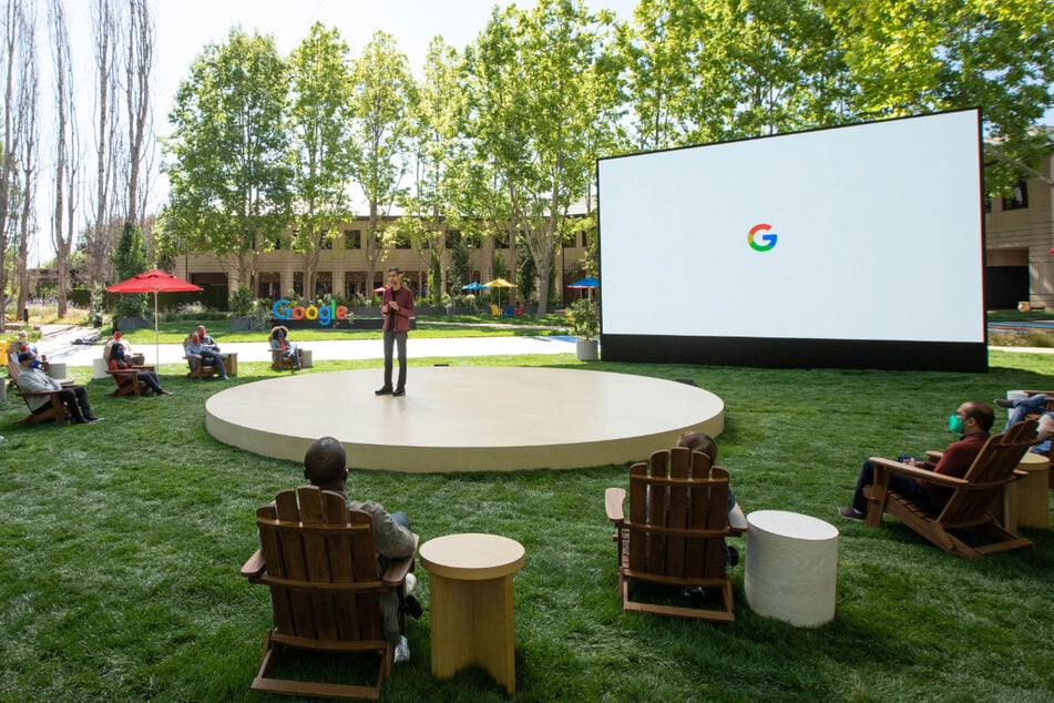 Google-Chef Sundar Pichai (48) zeigte seine Präsentation auf einer kleinen Bühne auf dem Gelände der Firmenzentrale.