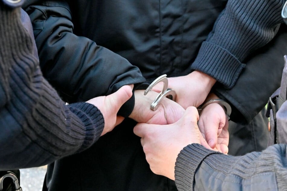 Der 27-Jährige war erst kurz zuvor aus einer JVA entlassen worden, da klickten schon wieder die Handschellen. (Symbolbild)