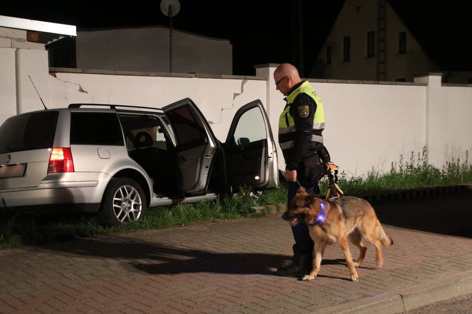 Auch ein Fährtenhund suchte in der Nacht nach dem flüchtigen Fahrer.